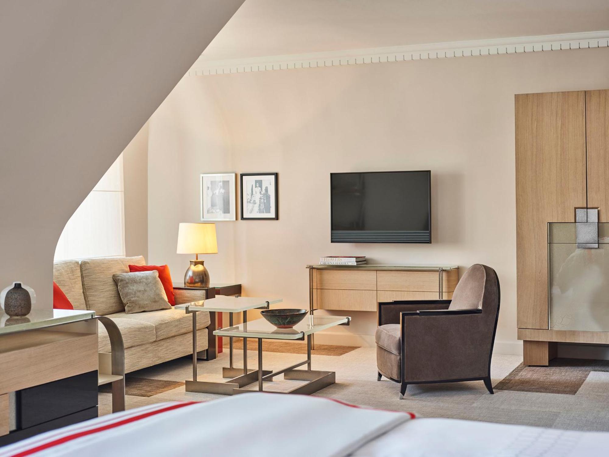 Plaza Athenee - Dorchester Collection Hotel