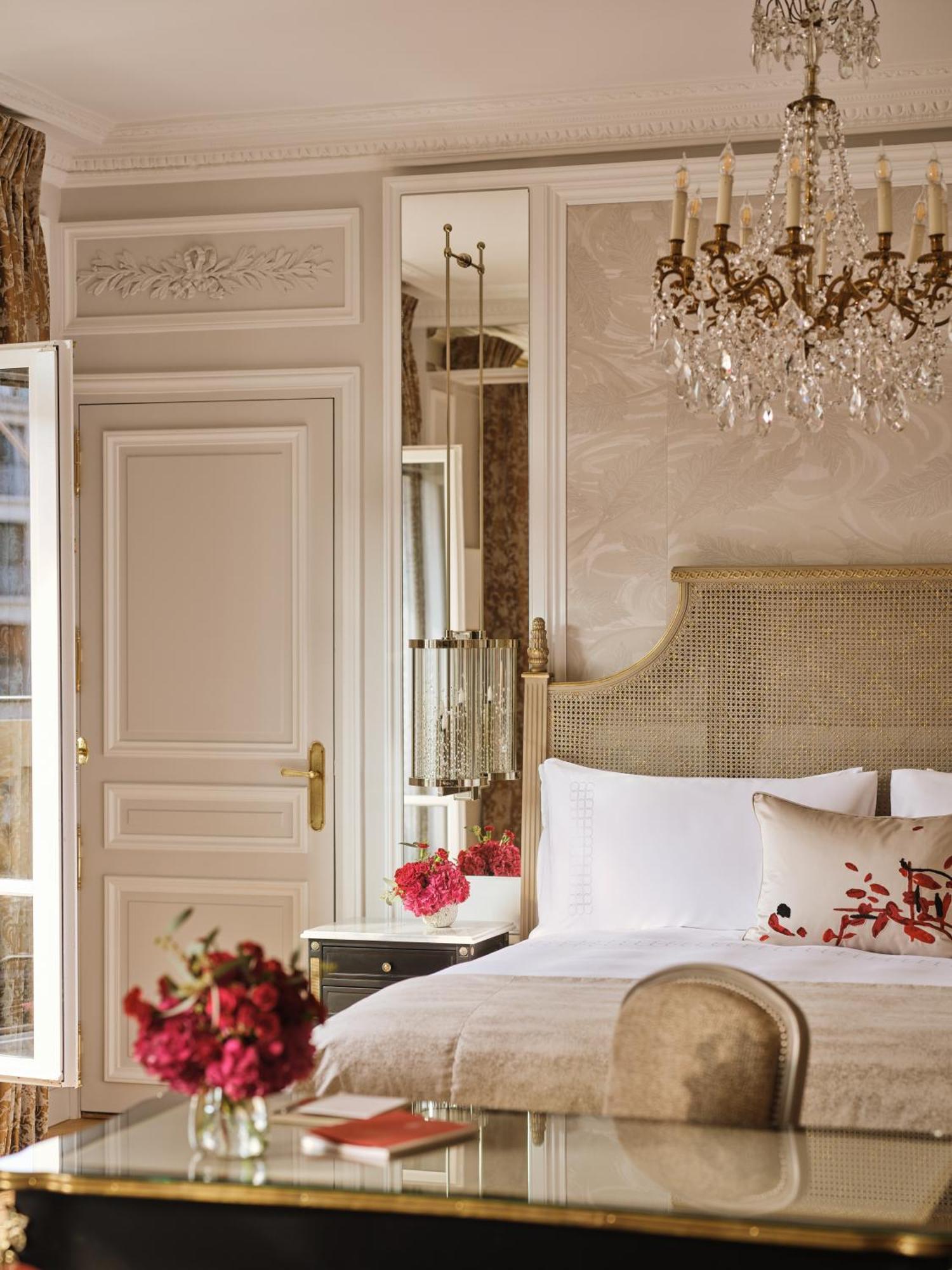 Plaza Athenee - Dorchester Collection Hotel