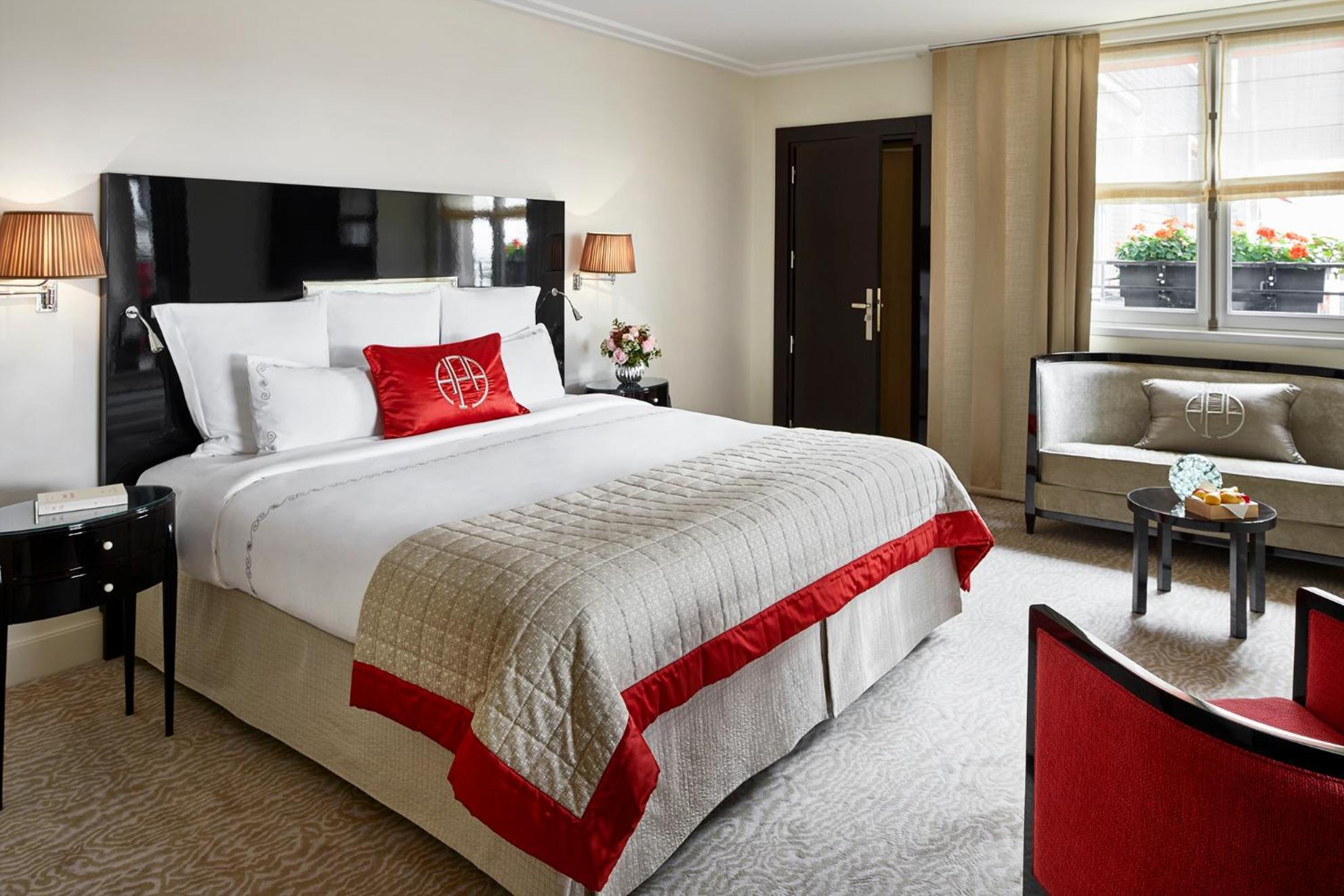 Plaza Athenee - Dorchester Collection Hotel